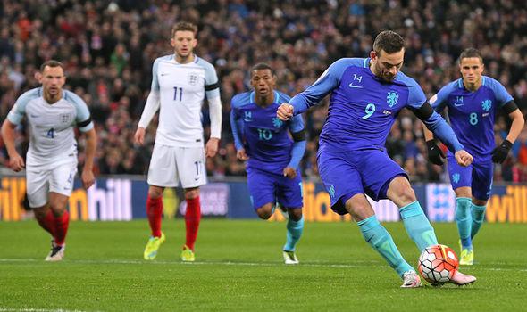 皮球应声入 皮球应声入